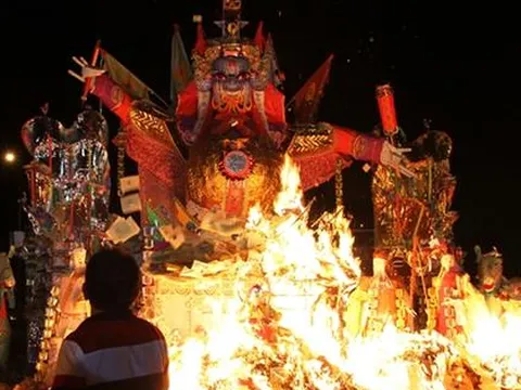 Thắp hương, đốt vàng mã không đúng nơi quy định tại lễ hội có thể bị phạt 1 triệu đồng