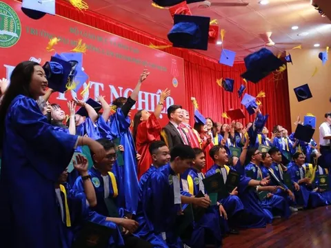 Hàng nghìn sinh viên bị đuổi học mỗi năm: Lỗi tại ai?