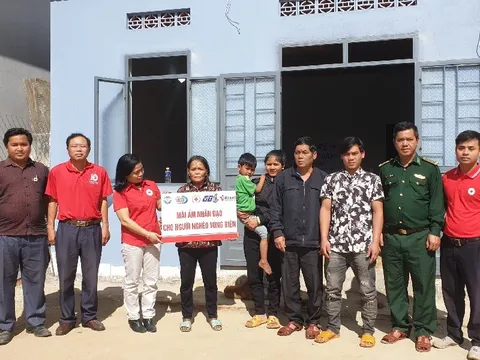 Hội Chữ thập đỏ Kon Tum: Chia sẻ niềm vui, cùng em đến trường