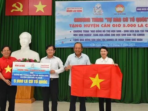 5.000 lá cờ Tổ quốc cùng học bổng đến với đồng bào Khmer tại Cần Giờ