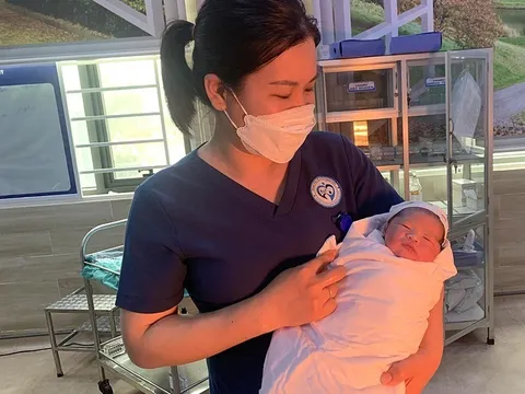 Người chồng trở thành "bà đỡ bất đắc dĩ", giúp vợ sinh con ngay trên taxi