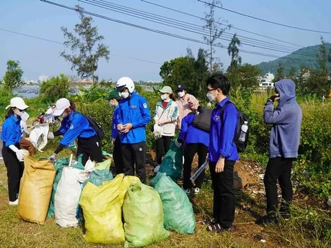 Hơn 700 bạn trẻ cùng "Làm sạch Sơn Trà"
