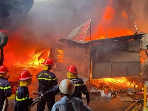 Đồng Tháp: Cháy chợ Bình Thành, 14 ki ốt bị thiêu rụi, thiệt hại gần 2,5 tỷ đồng