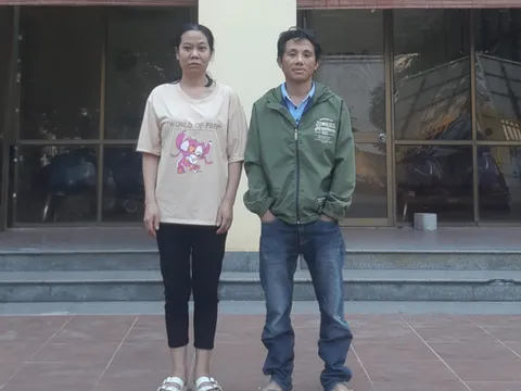 Vợ chồng thợ hồ chở nhau chạy 50km để trả lại gần 500 triệu đồng