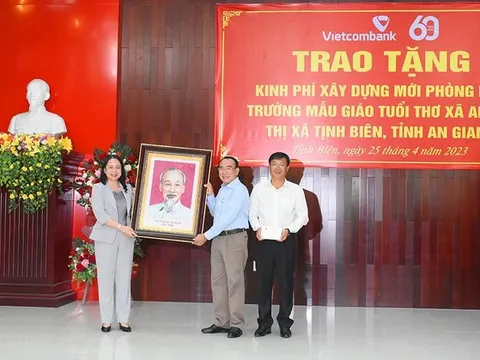 Phó Chủ tịch nước Võ Thị Ánh Xuân tặng học bổng cho học sinh khó khăn vùng biên giới