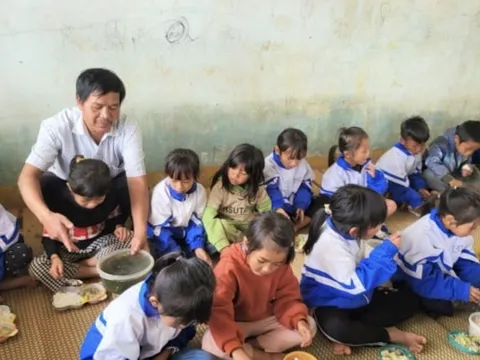 Sợ trẻ nghỉ học, thầy cô rẻo cao bán heo lấy tiền nấu bữa trưa miễn phí