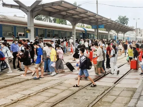 Du khách đổ về kín Đồ Sơn, Ga Hải Phòng đón lượng khách kỷ lục