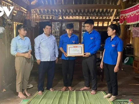 Biểu dương Bí thư Đoàn bản ở Mường La dũng cảm cứu em nhỏ bị đuối nước