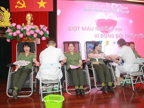 Cán bộ, chiến sĩ Cục Quản lý xuất nhập cảnh hiến máu nhân đạo