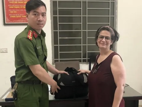 Nữ du khách Pháp xúc động nhận lại tài sản bị thất lạc