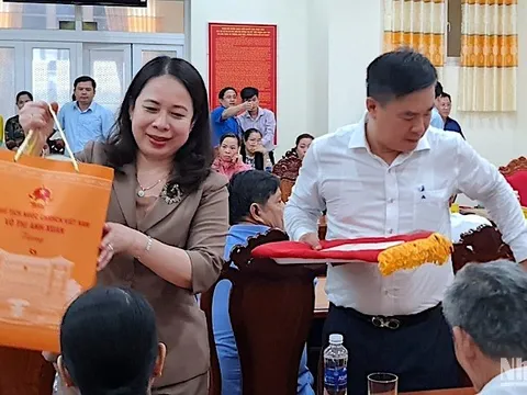 Phó Chủ tịch nước Võ Thị Ánh Xuân thăm, tặng quà tại Cà Mau