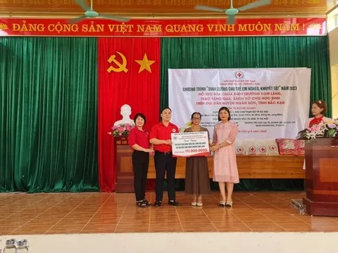 Hội Chữ thập đỏ TP. Hà Nội trao quà cho học sinh nghèo xã Đức Vân