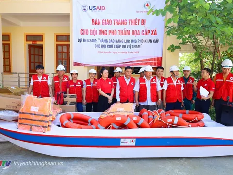 Hội Chữ thập đỏ Nghệ An bàn giao trang thiết bị cho đội ứng phó thảm họa cấp xã tại Hưng Nguyên