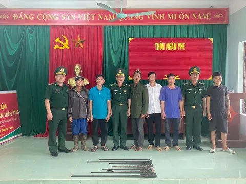 Đồn biên phòng Hoành Mô tiếp nhận vũ khí, vật liệu nổ người dân tự nguyện giao nộp