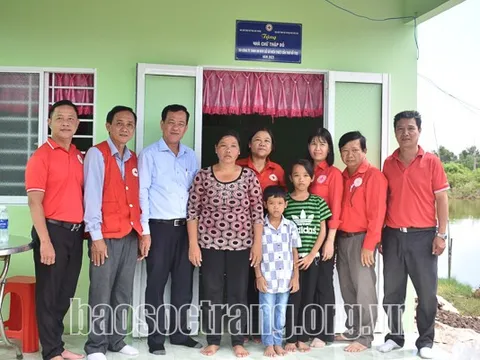 Sóc Trăng: Trao tặng nhà "Chữ thập đỏ" cho gia đình khó khăn tại thị xã Vĩnh Châu