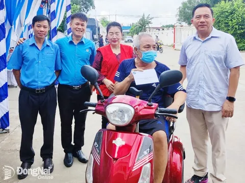 Đồng Nai: Tặng 800 phần quà cho công nhân, người khó khăn tại xã Thạnh Phú