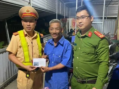 Quảng Ngãi: Công an giúp người đàn ông bị xe khách bỏ rơi giữa đường