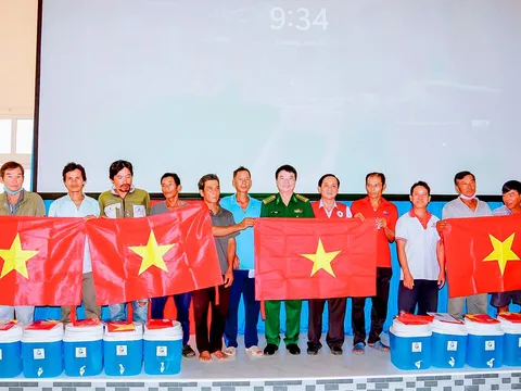 Sóc Trăng: Hội Chữ thập đỏ tỉnh đồng hành cùng ngư dân nghèo khó khăn khu vực biên giới biển