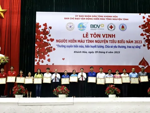 Khánh Hoà: Tôn vinh 586 gia đình, cá nhân tham gia hiến máu tình nguyện