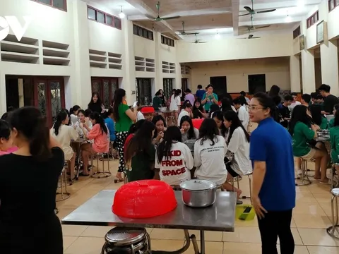 Nấu cháo đêm tiếp sức cho các sỹ tử