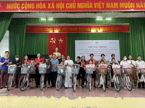 Đồng hành cùng trẻ em nghèo đến trường