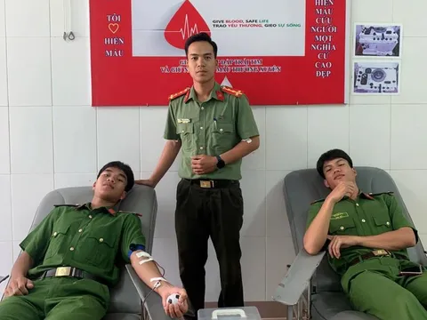 Chiến sĩ trẻ Công an Quảng Trị hiến máu khẩn cấp cứu bệnh nhân cao tuổi