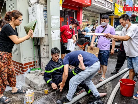 Hình ảnh xúc động khi người dân hỗ trợ chiến sĩ cứu hỏa trong vụ cháy ở Hà Nội