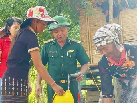 Quảng Bình: Tặng giếng nước, điện đường cho xã biên giới Thượng Trạch