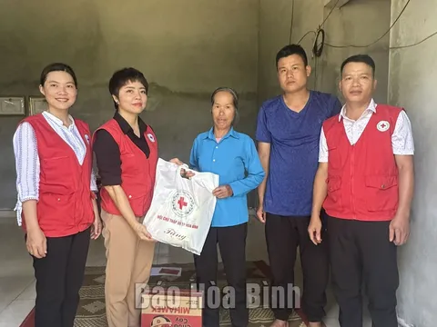 Hội Chữ thập đỏ TP Hòa Bình: Tặng 77 suất quà cho các địa chỉ nhân đạo, hoàn cảnh đặc biệt khó khăn
