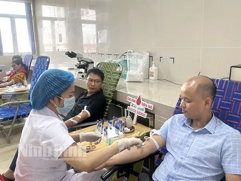 Lan tỏa phong trào "Blouse trắng - Trái tim hồng"
