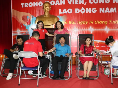 Hàng trăm đoàn viên công đoàn Yên Bái tham gia hiến máu tình nguyện