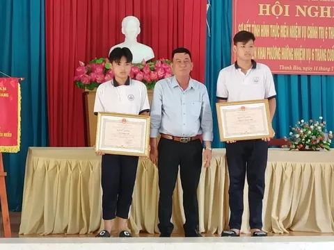 Trao Bằng khen cho 2 học sinh dũng cảm cứu bạn khỏi đuối nước