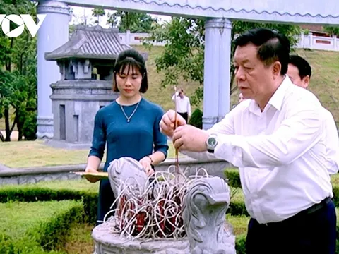 Dâng hương tưởng niệm các nghĩa sỹ hy sinh trong Cuộc khởi nghĩa Yên Bái