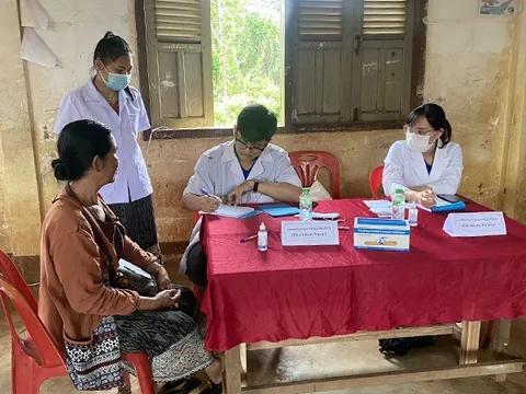 Khám bệnh và phát thuốc cho 2.000 người dân Lào
