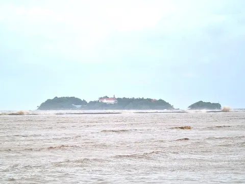 Dông lốc làm sập, tốc mái 33 nhà dân tại Cà Mau