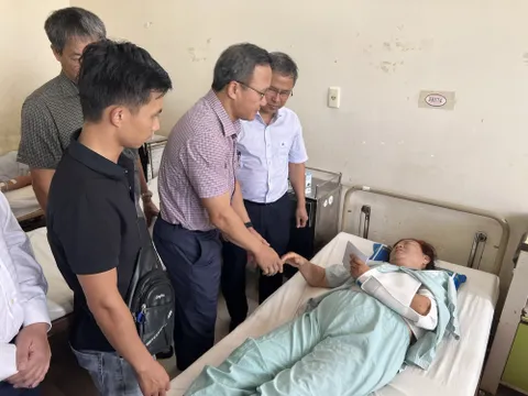 Thăm hỏi, động viên những người bị thương trong vụ lật xe khách ở Khánh Hoà