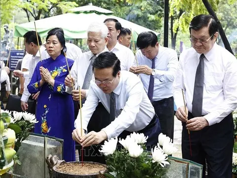 Chủ tịch nước Võ Văn Thưởng dự Lễ viếng các Anh hùng, Liệt sĩ tại Nghĩa trang Hàng Dương