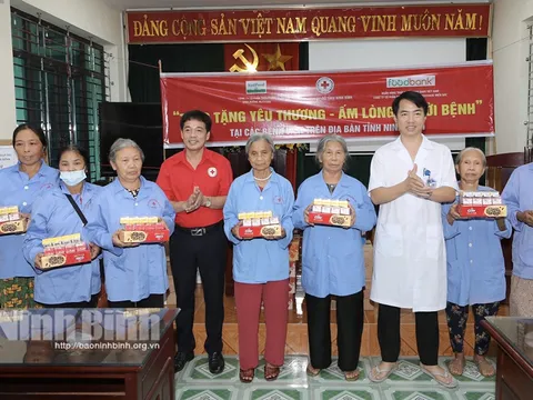 Ninh Bình: Tặng quà cho người bệnh tại một số đơn vị y tế