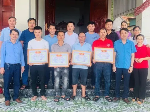 4 người dũng cao lao xuống biển cứu 2 em nhỏ đuối nước