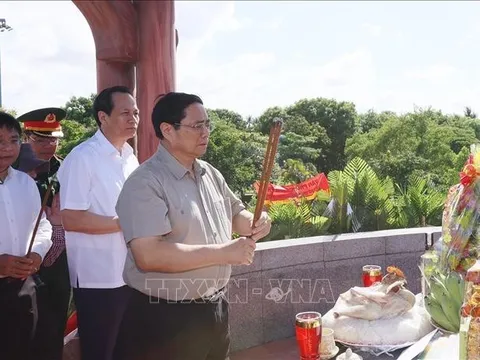 Thủ tướng Phạm Minh Chính viếng nghĩa trang liệt sỹ, thăm gia đình chính sách tại Thừa Thiên Huế và Quảng Trị