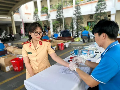 Gần 100 CSGT tham gia hiến máu cứu người