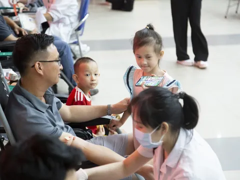 Đưa con gái đi khám, cha hiến máu để tri ân những người đã cứu giúp 'cục cưng'