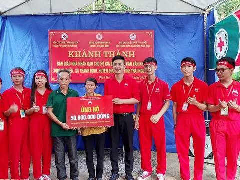 Bàn giao nhà Nhân đạo cho hộ nghèo