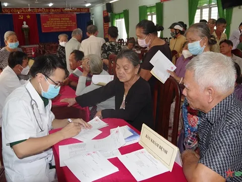 Quân khu 7: Sư đoàn 5 phối hợp khám bệnh, cấp thuốc miễn phí cho hơn 200 người dân khó khăn