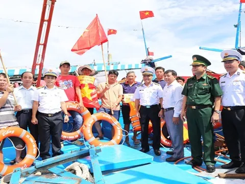 Tặng quà cho ngư dân, học sinh ở Ninh Thuận