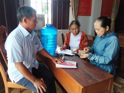 Cả làng họp đêm, góp gần 100 triệu đồng đưa chàng trai nghèo vào đại học