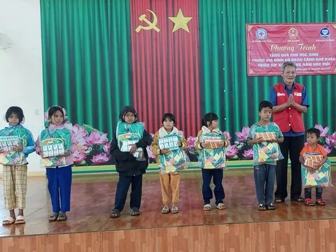 Hội Chữ thập đỏ TP. Pleiku tặng 100 phần quà cho học sinh có hoàn cảnh khó khăn tại xã Ia Kênh