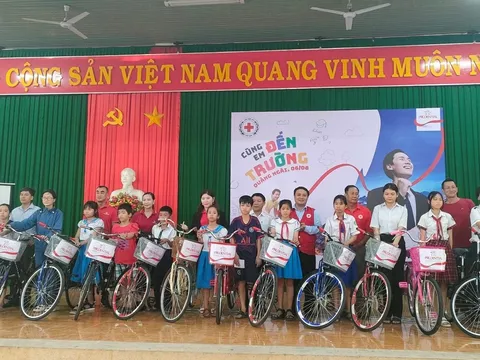 Quảng Ngãi: Tặng 67 xe đạp cho các em học sinh khó khăn
