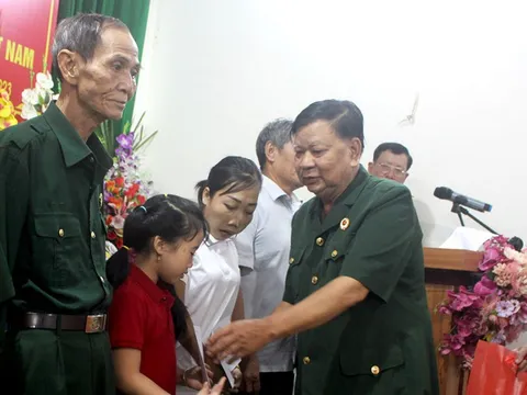 Điện Biên: Trao quà tặng nạn nhân chất độc da cam