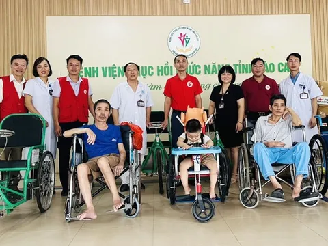 Hội Chữ thập đỏ tỉnh Lào Cai tặng xe lăn cho Bệnh viện Phục hồi Chức năng tỉnh